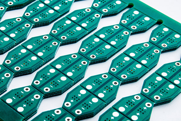 Quales partes possunt per foramen (PTH) aluminii 2 iacuit substratum PCB ludere?