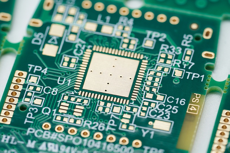 PCB tabulae circuli circa circulum perforatae vel cladding metallica adhibita pro qua?