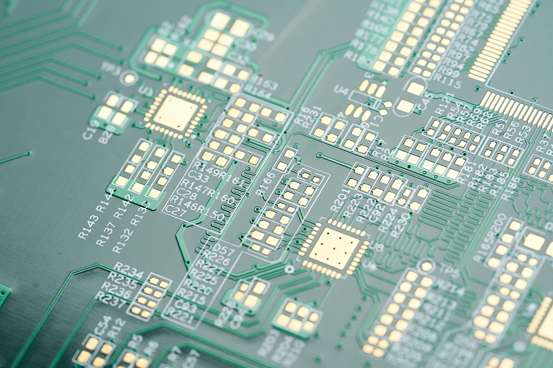 PCB narrant artifices quomodo distinguas inter polos positivos et negativos potentiae copiam tabulae circuli?